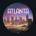 Aimant Atlanta, Géorgie City skyline la nuit<br><div class="desc">Atlanta, Géorgie photo avec les lumières vives de la ville skyline au crépuscule et le nom Atlanta en haut dans une police déco. Idéal pour un souvenir de conservation d'Atlanta ou une célébration de la ville.</div>