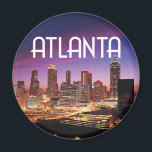 Aimant Atlanta, Géorgie City skyline la nuit<br><div class="desc">Atlanta,  Géorgie photo avec les lumières vives de la ville skyline au crépuscule et le nom Atlanta en haut dans une police déco. Idéal pour un souvenir de conservation d'Atlanta ou une célébration de la ville.</div>