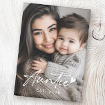 Aimant Auntie Est année manuscrite écriture coeur<br><div class="desc">Aimant frigo avec le texte "Tante" dans une police manuscrite de style script avec un petit coeur à la fin et l'année ci-dessous comme une superposition sur votre photo personnalisée.</div>