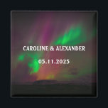 Aimant aurores boréales Aurora Borealis Mariage de ciel n<br><div class="desc">Lumières du Nord,  aimant Mariage Aurora Borealis. Ciel nocturne,  étoiles,  aimant de montagne. Personnalisez avec vos Noms et la date du Mariage.</div>