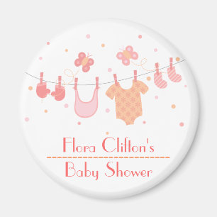 Aimant Baby shower : Vêtements de bébé sur une corde à li
