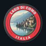 Aimant Badge Lago di Como Italie<br><div class="desc">Design vectoriel du lac de Côme. Le lac de Côme,  situé dans la région de Lombardie,  dans le nord de l'Italie,  est une station balnéaire haut de gamme connue pour ses paysages spectaculaires,  située au pied des Alpes.</div>