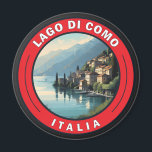 Aimant Badge Lago di Como Italie<br><div class="desc">Design vectoriel du lac de Côme. Le lac de Côme,  situé dans la région de Lombardie,  dans le nord de l'Italie,  est une station balnéaire haut de gamme connue pour ses paysages spectaculaires,  située au pied des Alpes.</div>