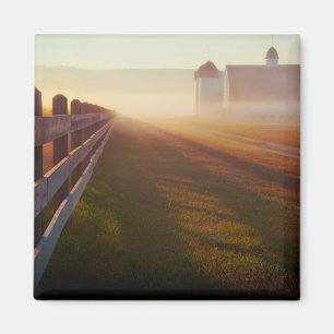 Aimant Barrière brumeuse de la ferme   de matin au lever