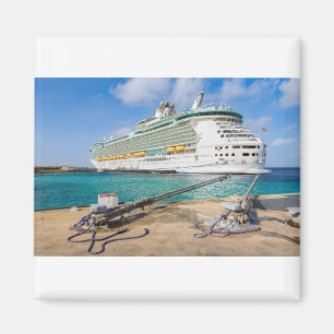 Aimant Bateau de croisière ancré sur la côte de l'île de