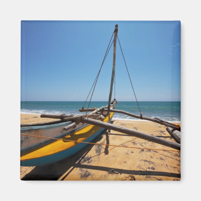 Aimant Bateau De Pêche Amarré Sur La Plage (Devant)