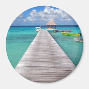 Aimant Bateaux à une jetée dans l'aimant rond du Pacifiqu