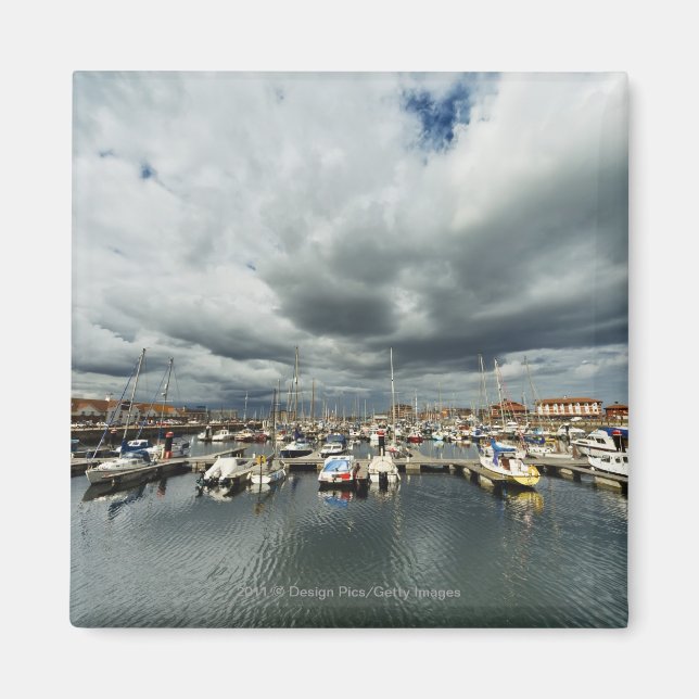 Aimant Bateaux Dans Un Port (Devant)