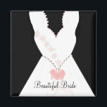 Aimant Belle mariée Mariage Gown<br><div class="desc">Une belle robe mariage blanche au design floral rose délicat et un bouquet rose. Le dicton "belle mariée" peut être changé si on le souhaite.</div>