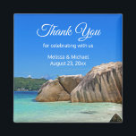 Aimant Belle Mer Tropicale Côte Rocheuse Mariage Faveur<br><div class="desc">Un aimant mariage vous remercie avec une photo d'une plage d'océan bleu turquoise avec de gros rochers éparpillés le long de la côte. Région tropicale claire et ensoleillée.</div>