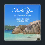 Aimant Belle Mer Tropicale Côte Rocheuse Mariage Faveur<br><div class="desc">Un aimant mariage vous remercie avec une photo d'une plage d'océan bleu turquoise avec de gros rochers éparpillés le long de la côte. Région tropicale claire et ensoleillée.</div>