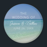 Aimant Belle photographie de plage Mariage personnalisé<br><div class="desc">Ce bel aimant de mariage de plage personnalisé présente une photo sereine de l'horizon océanique pour un mariage de destination sur la côte pendant l'été. Offrez à vos invités cette belle faveur tropicale pour un après-midi balnéaire sur votre île préférée avec cette jolie photographie. Complété par un script blanc chic...</div>
