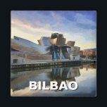 Aimant Bilbao Guggenheim Museum Travel<br><div class="desc">Le musée Guggenheim Bilbao, situé dans le Pays basque du nord de l'Espagne, est l'un des musées d'art contemporain les plus remarquables du monde. Conçu par le célèbre architecte Frank Gehry, la structure curviligne futuriste du musée est en titane, en verre et en calcaire, créant un jeu époustouflant de lumière...</div>