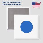 Aimant Blue Dot Le Démocrate Américain soutient la protes<br><div class="desc">Cet aimant frigo est doté d'un grand point bleu, ce qui indique une protestation politique contre le président américain Donald Trump. Apparue initialement lors de l'élection présidentielle américaine de 2024 comme un signe de soutien démocrate dans une zone rouge et républicaine, elle apparaît aujourd'hui dans tout le pays en signe...</div>