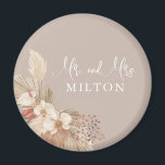 Aimant Boho Pampas Mariage Neutralité Grass<br><div class="desc">Bouho magnet keepsaké qui peut être personnalisé avec un nom de famille personnalisé. Les tons neutres et l'herbe de pampas confèrent une élégance sobre. Cet aimant ferait un beau cadeau pour les jeunes mariés !</div>