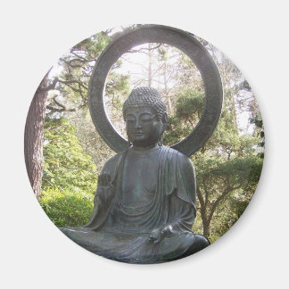 Aimant Bouddha dans le Jardin japonais du thé