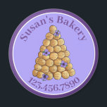Aimant Boulangerie pâtisserie Chef Croquembouche Mariage<br><div class="desc">Le design présente une illustration originale d'une croquembouche, un gâteau mariage traditionnel à base de choux (choux), garni de fleurs violettes. Idéal pour un gâteau mariage, boulangerie, pâtisserie française, wedding planner, ou toute autre activité nuptiale ou mariage. Customisez simplement avec vos informations. Ne vois-tu pas ce que tu cherches ?...</div>