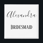 Aimant Bridesmaid noir et blanc cursive<br><div class="desc">Offrez à votre femme de ménage un aimant de réfrigérateur personnalisé à conservation. Son nom sera représenté en caractères cursifs noirs avec "Bridesmaid" écrit en dessous. Si belle personnaliser à toi aujourd'hui !</div>
