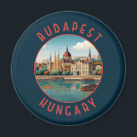 Aimant Budapest Hongrie Cercle retro désorganisé<br><div class="desc">Budapest design de voyage vectoriel rétro dans un style emblème. Budapest,  capitale de la Hongrie,  est divisée par le Danube. Son pont de chaîne du XIXe siècle relie le quartier vallonné de Buda à l'appartement Pest.</div>