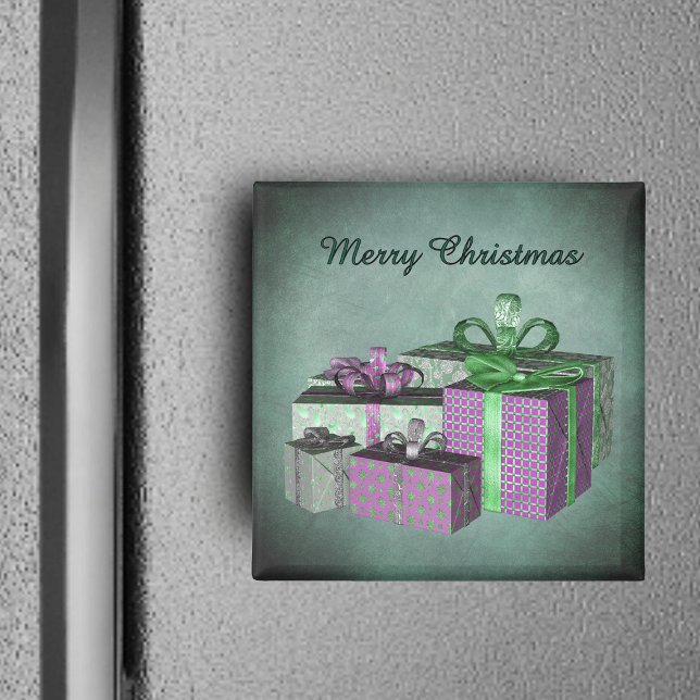 Aimant Cadeaux de Noël emballés brillants Vert Violet (Shiny purple green wrapped presents on Merry Christmas light green square frig magnet.)