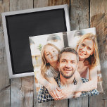 Aimant Cadre Simple Moderne Chic Famille Vacances Photo<br><div class="desc">Design est composé de typographie chic moderne avec sans serif et serif police. Ajoutez une photo de famille personnalisée,  ajoutez le nom de famille et l'année.</div>