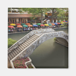 Aimant Café extérieur le long de River Walk et pont sur 2