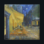 Aimant Café Terrasse en soirée | Vincent van Gogh<br><div class="desc">Cafe Terrace at Night (1888) de Vincent van Gogh est une représentation lumineuse et emblématique d'un café extérieur à Arles, en France, sous un ciel étoilé. Le jaune vif du café contraste magnifiquement avec le bleu profond de la nuit, créant une ambiance chaleureuse et accueillante. Les coups de pinceau expressifs...</div>