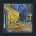 Aimant Café Terrasse en soirée | Vincent van Gogh<br><div class="desc">Cafe Terrace at Night (1888) de Vincent van Gogh est une représentation lumineuse et emblématique d'un café extérieur à Arles, en France, sous un ciel étoilé. Le jaune vif du café contraste magnifiquement avec le bleu profond de la nuit, créant une ambiance chaleureuse et accueillante. Les coups de pinceau expressifs...</div>