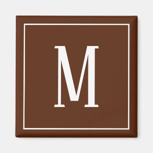 Aimant carré blanc sur fond marron avec monogramme