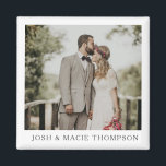 Aimant Carte de photo de mariage simplement moderne<br><div class="desc">Cet aimant de mariage est parfait pour mettre en valeur vos photos de mariage préférées. Le devant comporte une grande ouverture pour votre photo principale et des options pour personnaliser avec vos noms.</div>