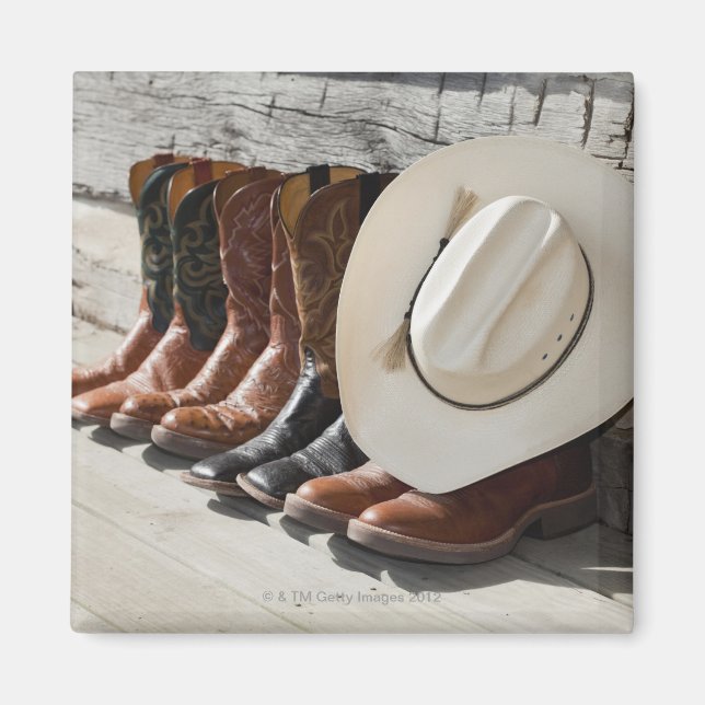 Aimant Casquette de cowboy sur la rangée de bottes de cow (Devant)
