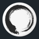 Aimant Cercle Zen Enso<br><div class="desc">Zen Spirit & Enso,  Zen Circles. Enso est un mot japonais signifiant "cercle" et un concept fortement associé au zen. Il symbolise l'Absolu,  l'illumination,  la force,  l'élégance,  l'Univers et le vide ; il peut aussi symboliser l'esthétique japonaise elle-même.</div>