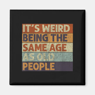 Aimant C'Est Étrange Étant Le Même Âge Que Les Personnes 