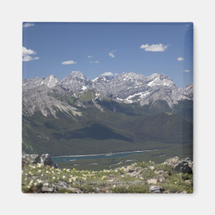 Aimant Chaîne et lac de montagne de sur une montagne