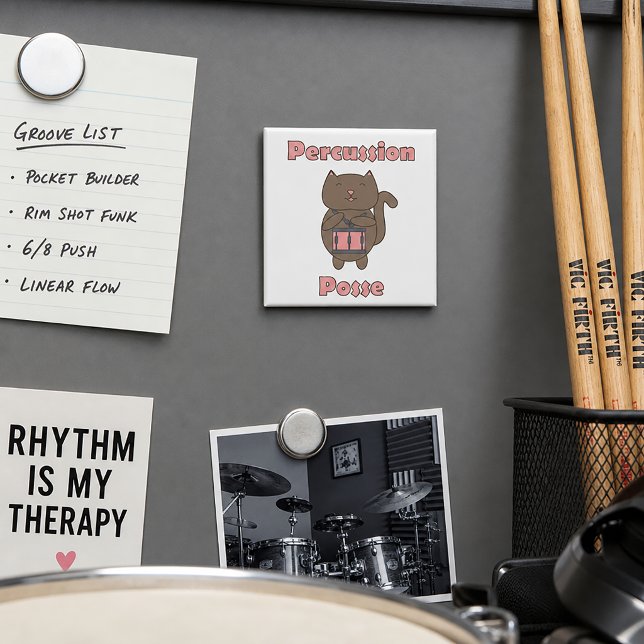 Aimant Chat Batteur Mignon Possé Percussion Musicien Dess (A magnet featuring a kawaii cat playing a snare drum with the text percussion posse in pink.)