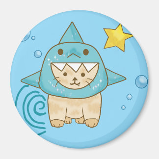 Aimant Chat beige mignon en costume de requin aqua thème