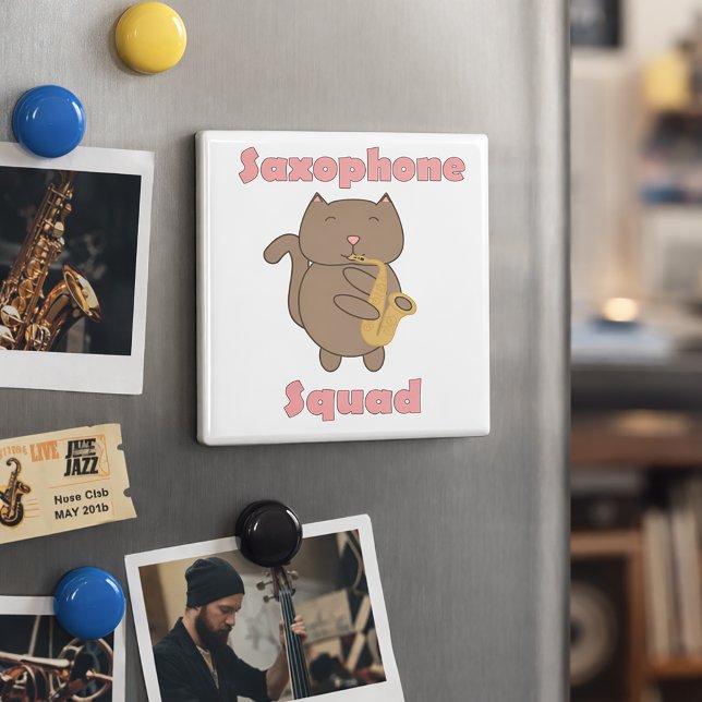 Aimant Chat de l'équipe de saxophone mignon (A funny magnet with a saxophone playing cat and the text Saxophone Squad in pink letters.)
