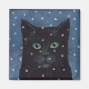 Aimant chat noir dans la neige d'hiver