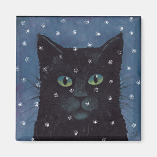 Aimant chat noir dans la neige hivernale