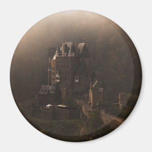 Aimant Château de Burg Eltz dans le brouillard matinal