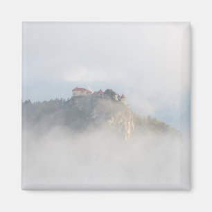 Aimant Château saigné entouré par des nuages