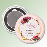 Aimant Chic rouge rose floral et faux mariage or<br><div class="desc">Elégant chic rouge bordeaux et faux or magnets mariages avec de belles fleurs et feuilles verts. Une combinaison enchanteresse d'élégance et de charme romantique. Ces belles invitations sont dans les tons rose et rouge riches. La calligraphie est élégante et chic et se customise facilement. Invitations de mariage à fleurs romantiques...</div>