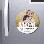 Aimant Chien Maman Joyeux Anniversaire Moderne Photo pers<br><div class="desc">Chien Maman Joyeux Anniversaire Moderne Magnets de photos personnalisés. Ce design moderne comprend un texte blanc "MOM" superposé sur votre photo préférée sur un arrière - plan blanc avec le texte éditable "Joyeux anniversaire (votre texte et votre nom)" est écrit dans la typographie moderne accentuée d'empreintes de pattes. Personnalisez le...</div>