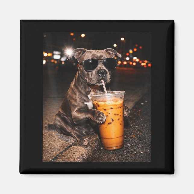 Aimant Chien Pitbull buvant un café glacé avec des lunett (Devant)
