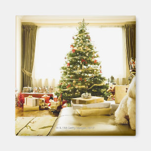 Aimant chien posant devant l'arbre de Noël