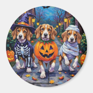 Aimant Chiens Beagle faisant Trick-or-Treating dans un co