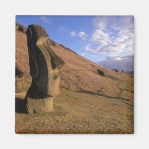 Aimant Chili, Île de Pâques. Colline avec Moai