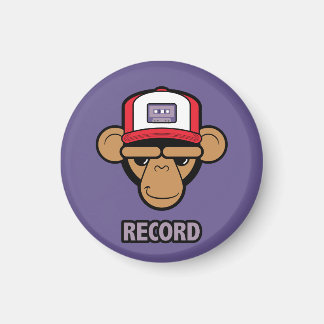 Aimant Chimp avec cassette sur son casquette