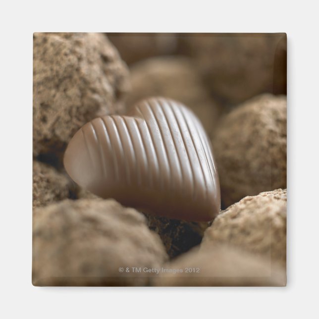 Aimant chocolat niché parmi d'autres chocolats (Devant)