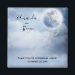 Aimant Ciel bleu magique avec Mariage de cygnes volants<br><div class="desc">Un aimant mariage avec un ciel d'imaginaire magique avec des nuages bleus fluides et une grande belle lune. 2 cygnes blancs qui volent ensemble.</div>